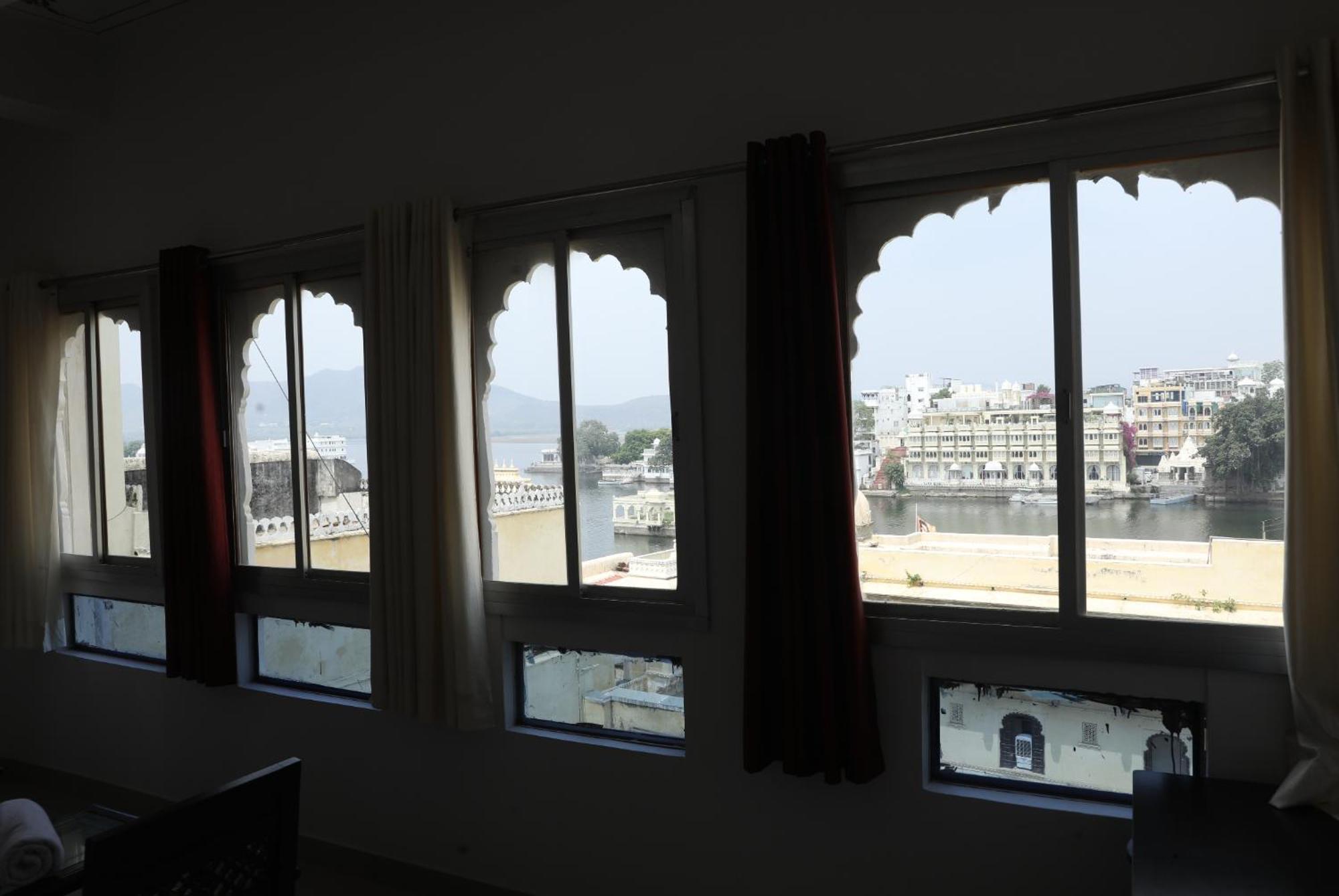 The Mama Hotel - Rooms And Dormitory Удайпур Екстериор снимка