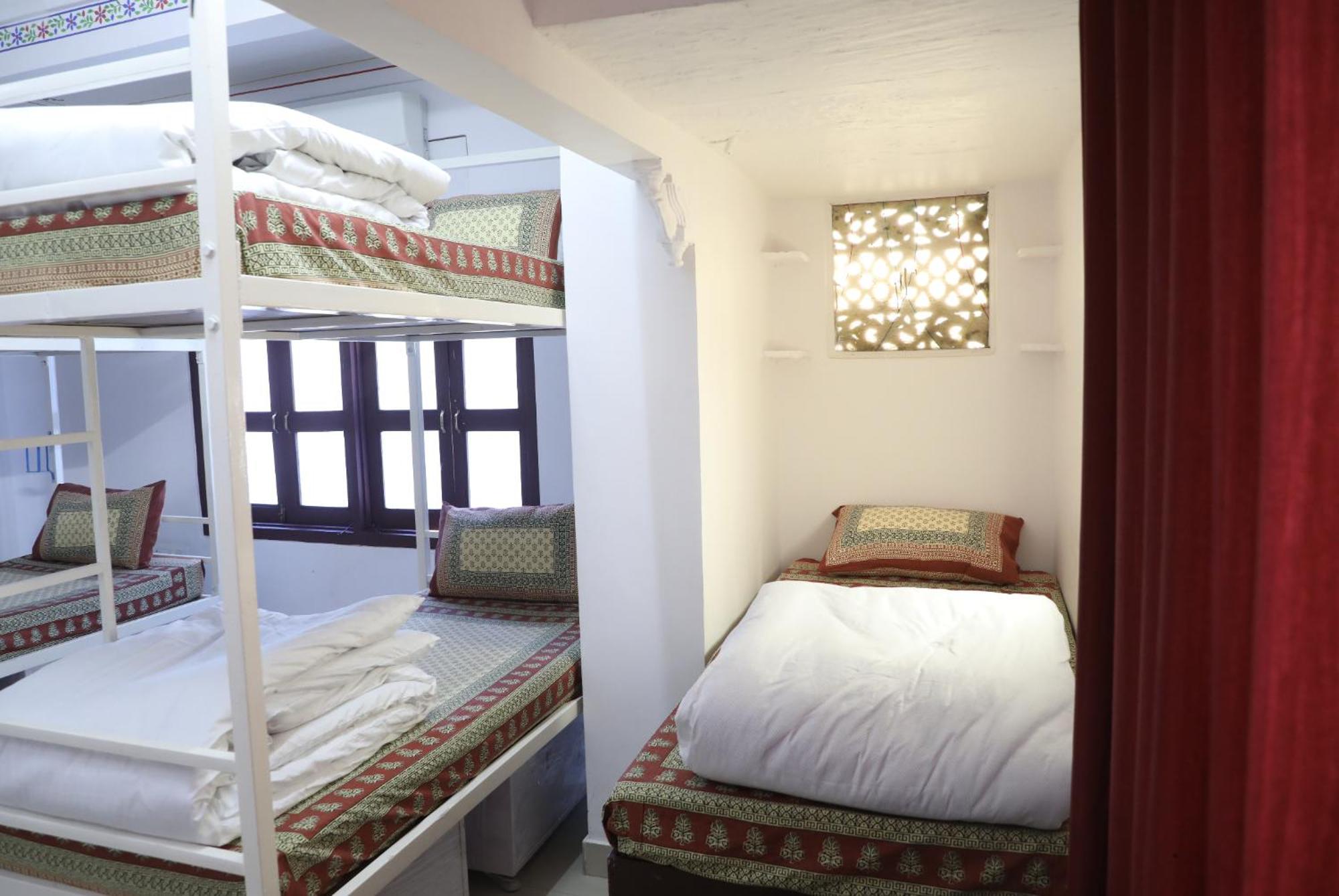 The Mama Hotel - Rooms And Dormitory Удайпур Екстериор снимка