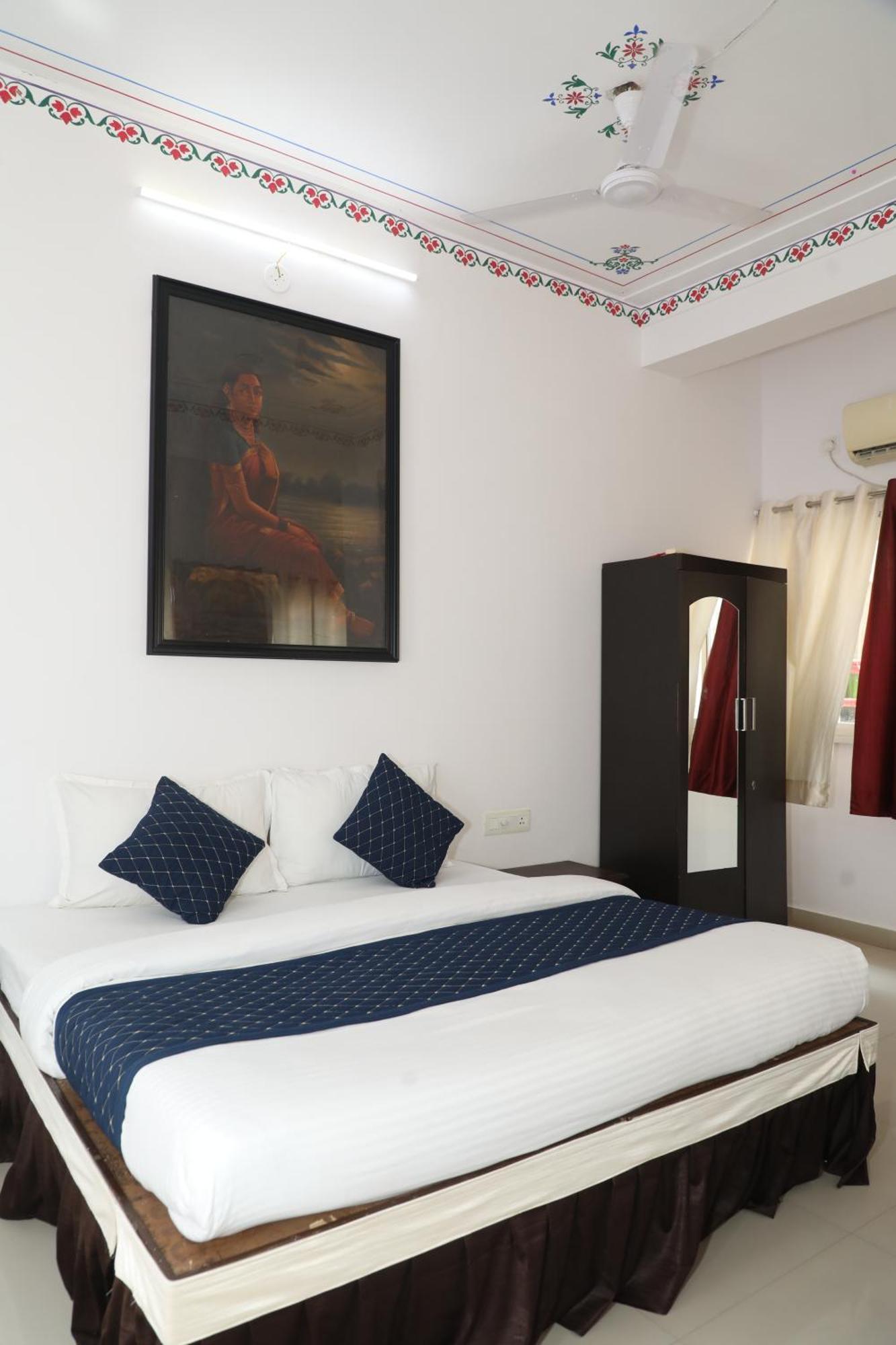 The Mama Hotel - Rooms And Dormitory Удайпур Екстериор снимка