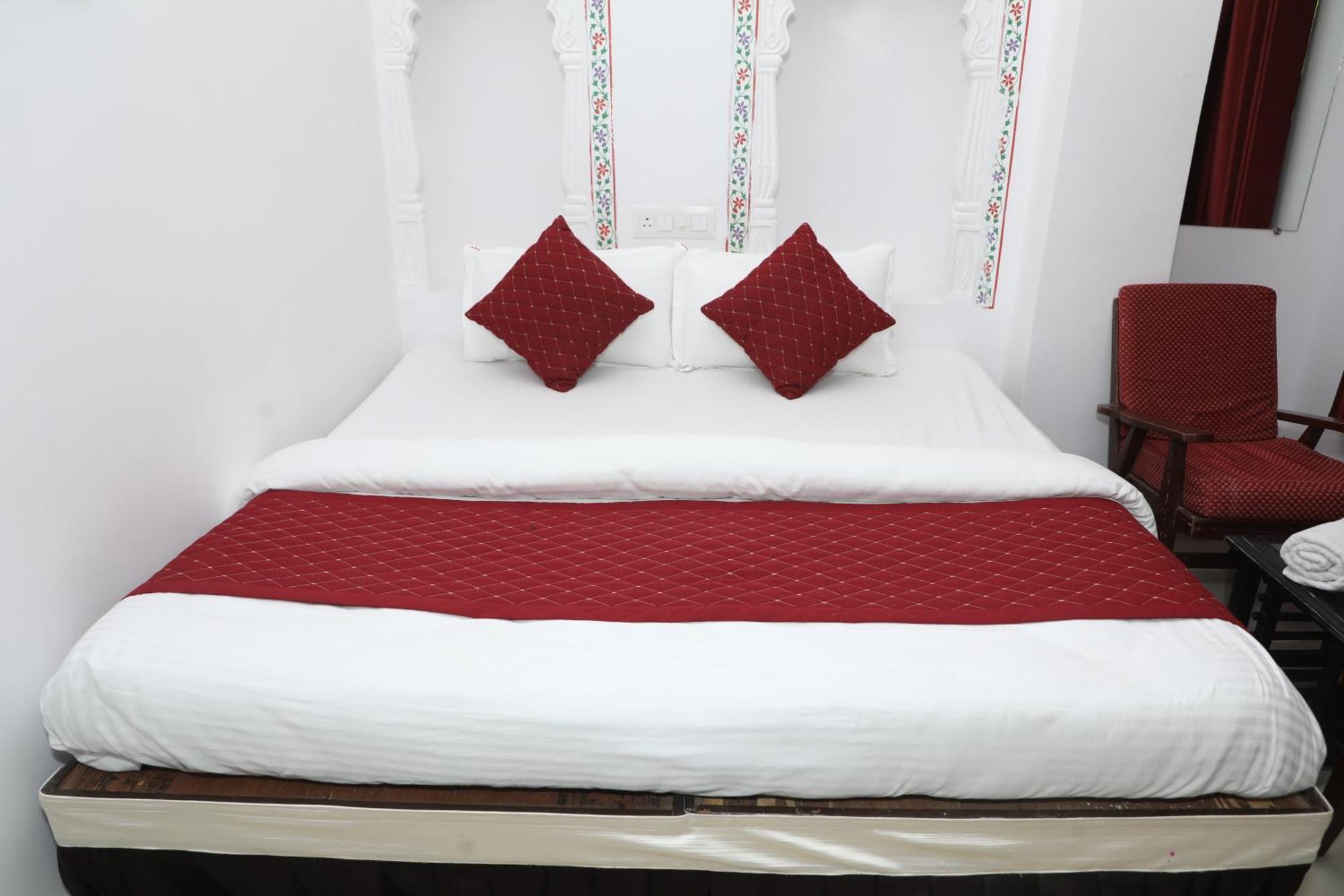 The Mama Hotel - Rooms And Dormitory Удайпур Екстериор снимка