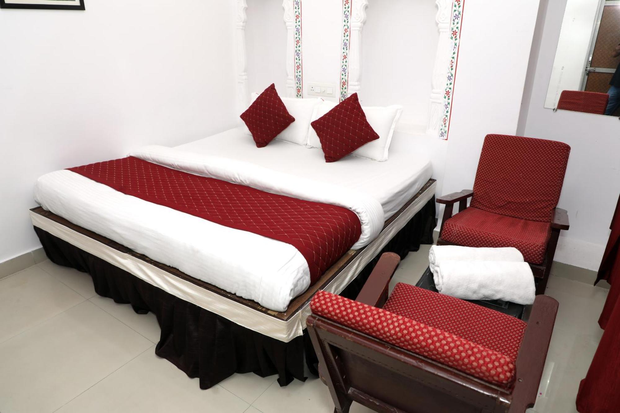 The Mama Hotel - Rooms And Dormitory Удайпур Екстериор снимка